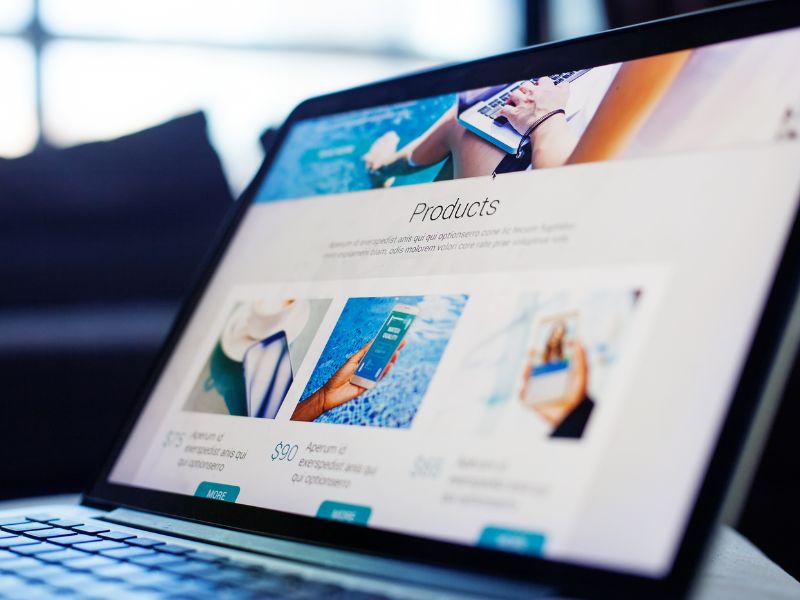 Website tĩnh l&agrave; loại website được x&acirc;y dựng bằng c&aacute;c tệp HTML tĩnh v&agrave; kh&ocirc;ng c&oacute; cơ chế tự động cập nhật nội dung