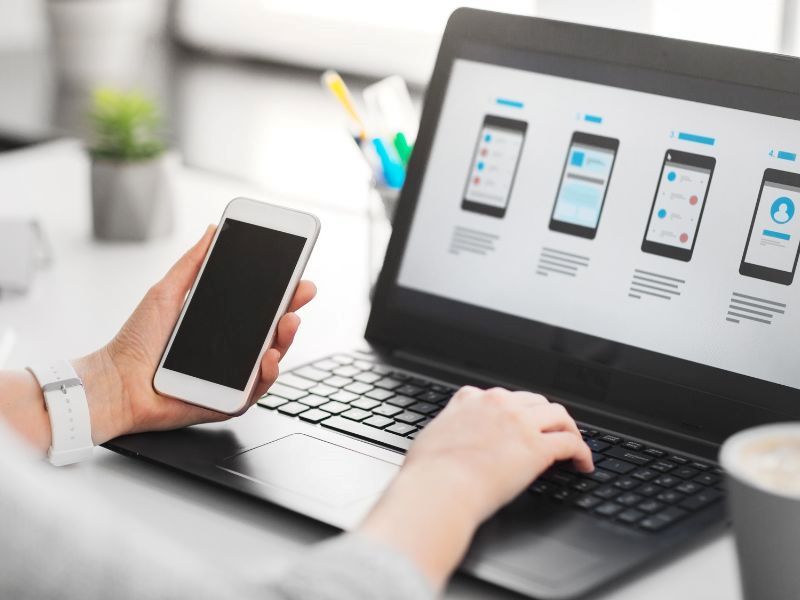 Mobile First tập trung v&agrave;o việc tạo ra giao diện đơn giản tối ưu cho m&agrave;n h&igrave;nh nhỏ v&agrave; thao t&aacute;c cảm ứng