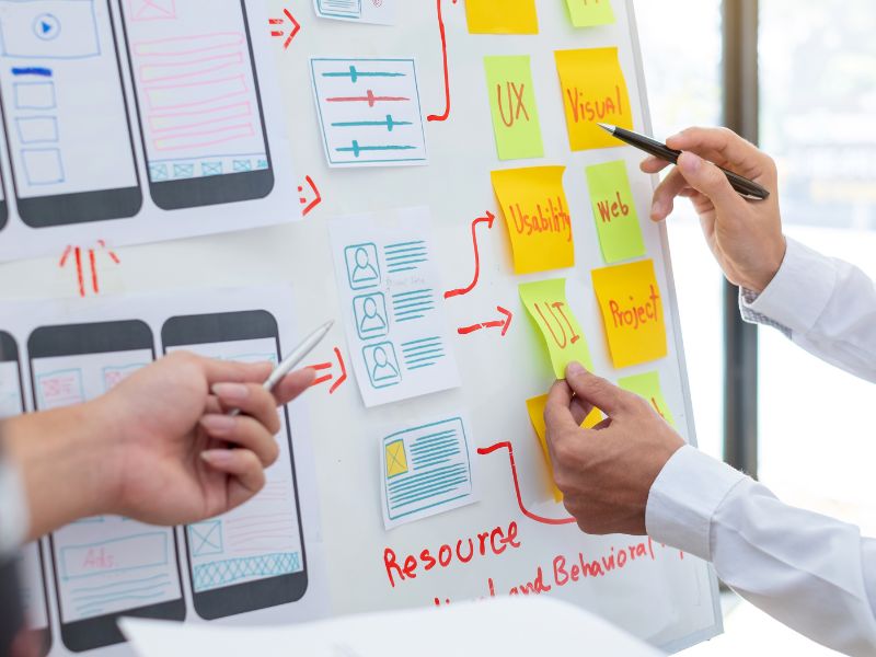 kỹ năng giao tiếp v&agrave; l&agrave;m việc nh&oacute;m tốt l&agrave; yếu tố ti&ecirc;n quyết m&agrave; một UX Writer cần đảm bảo.