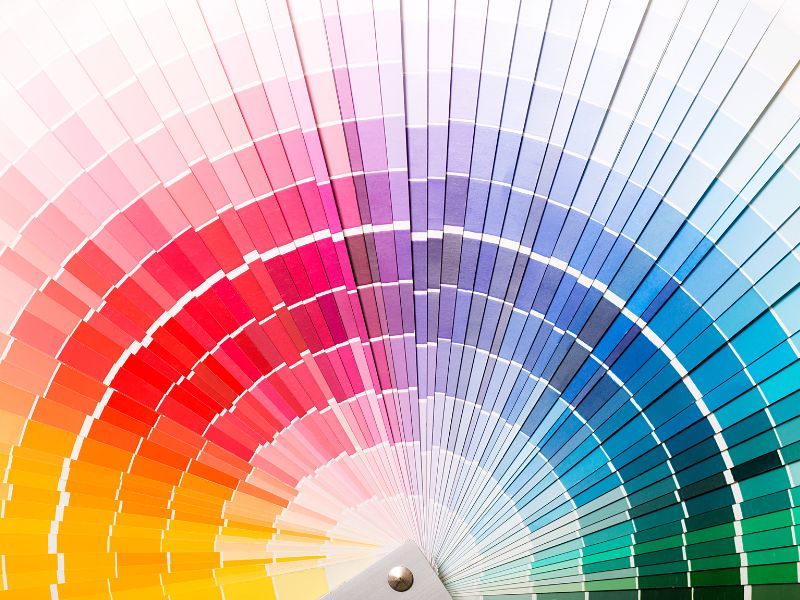 M&agrave;u sắc thương hiệu quan trọng đến mức ch&uacute;ng định h&igrave;nh visual identity ở mọi điểm chạm với kh&aacute;ch h&agrave;ng