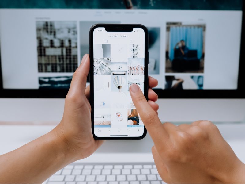 C&aacute;c tư thế cầm thiết bị cũng ảnh hưởng đến thiết kế giao diện UX tr&ecirc;n mobile