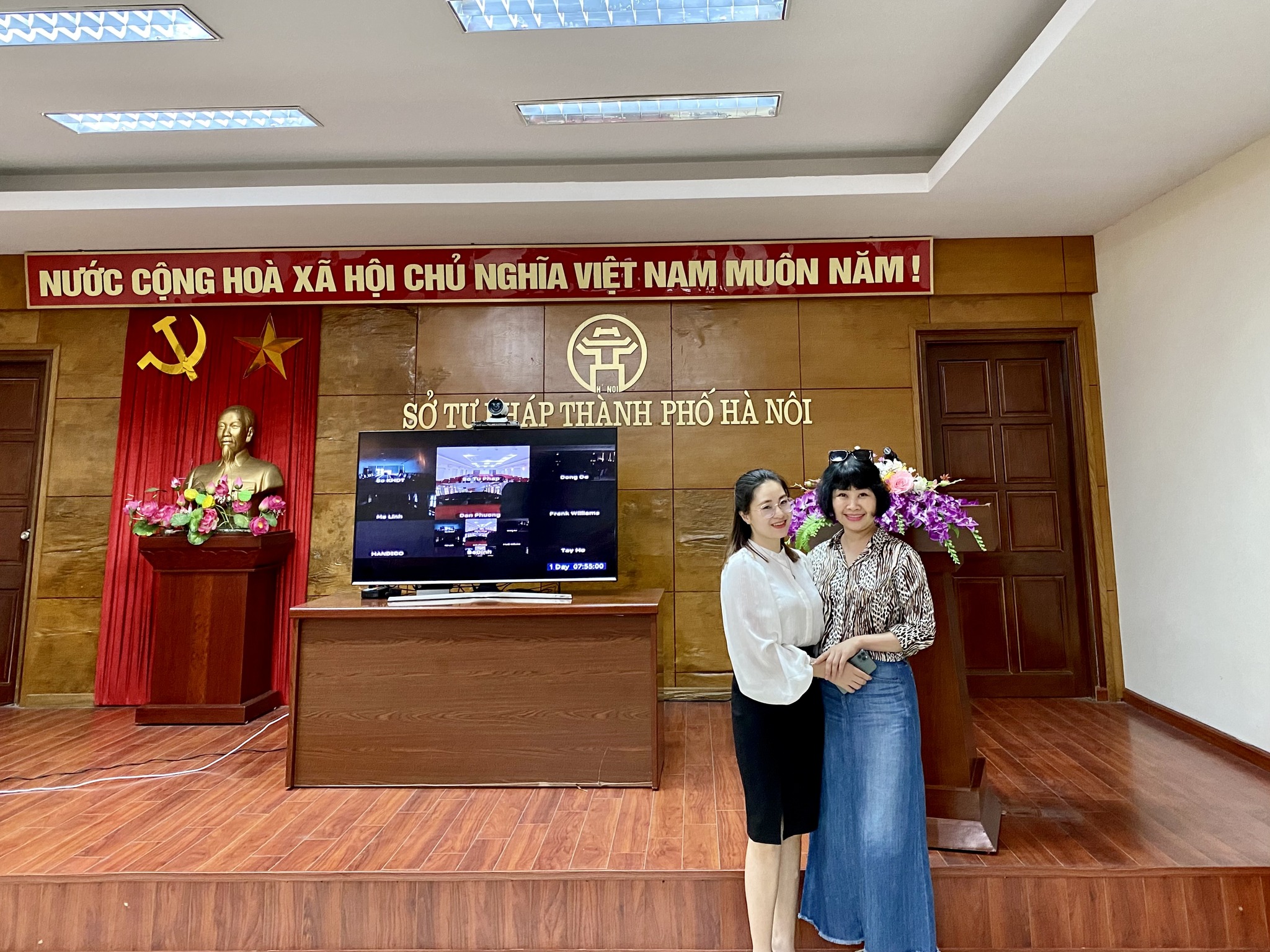 Chị Thu Ho&agrave;i - Đấu gi&aacute; vi&ecirc;n của Đấu Gi&aacute; Trường Sơn v&agrave; chị Ngọc Nguyễn - CEO JAMstack Vietnam